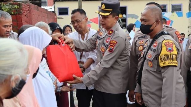 100 Lansia Terima Bantuan Kemensos