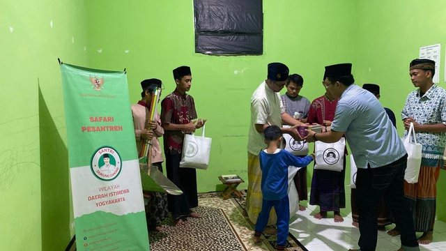 Santri Dukung Ganjar DIY Berbagi Kebaikan di Ponpes Al Kautsar