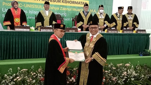 Dai Buya Yahya Terima Gelar Profesor Kehormatan dari Unissula