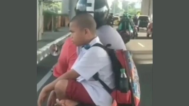 Bocah SD Duduk Bersila Saat Dibonceng, Videonya Viral