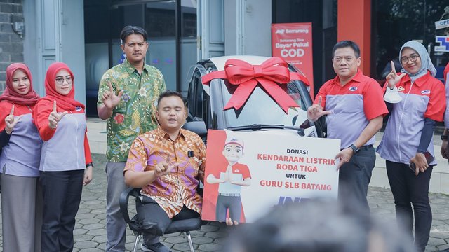 JNE Peduli Serahkan Kendaraan Listrik Bagi Guru Difabel