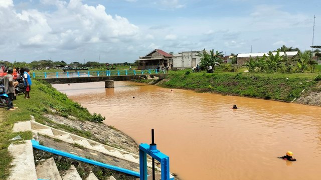 Tim Gabungan Dikerahkan, Perangkat Desa Cangkol Terpeleset di Saluran Irigasi