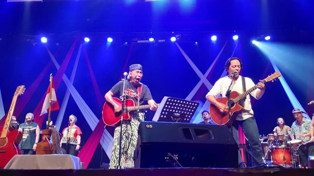 Sawung Jabo dan Sirkus Barock Sihir Penonton Bergoyang di Bandung