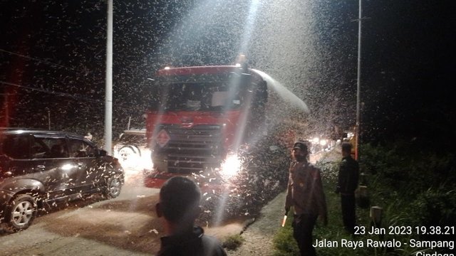 Fenomena Langka! Ribuan Laron Serbu Jembatan Serayu, Ini Akibatnya
