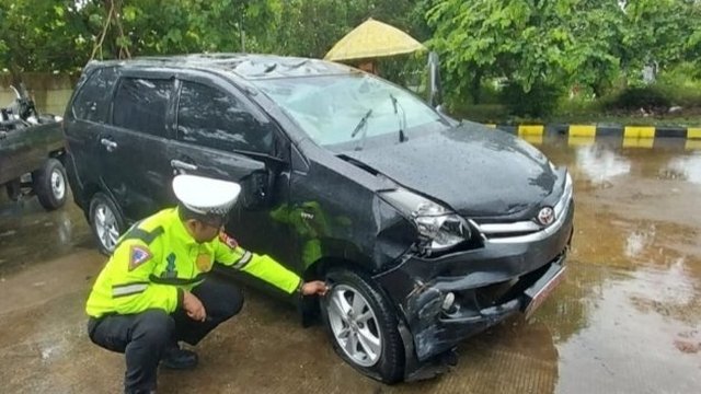 Mobil Protokuler Wagub Jateng Terguling di Tol Batang