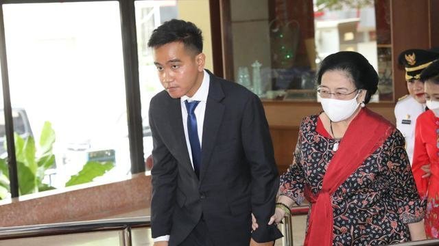 Gibran Rakabuming Digandeng Megawati, Minta Publik Membaca Ekspresi Wajahnya