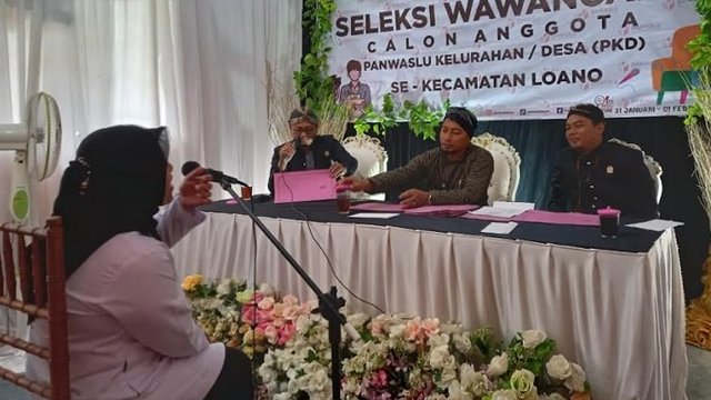 Uniknya Wawancara PKD di Loano, Komisioner Panwascam Berbusana Jawa