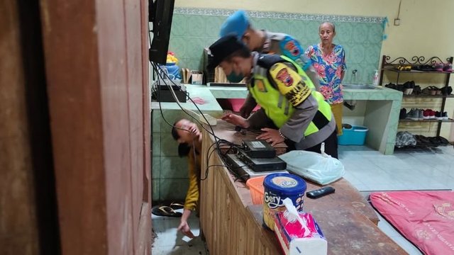 Rumah Pedagang Ayam Diobok-Obok, Emas 182 Gram Raib