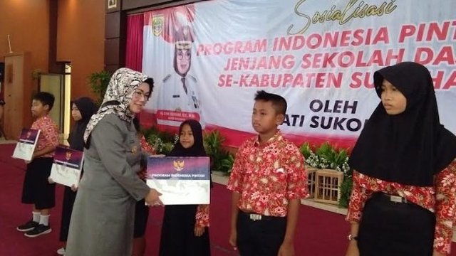 Etik Suryani Salurkan Program Indonesia Pintar Siswa SD