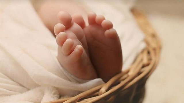 Perawat Gunting Jari Kelingking Bayi