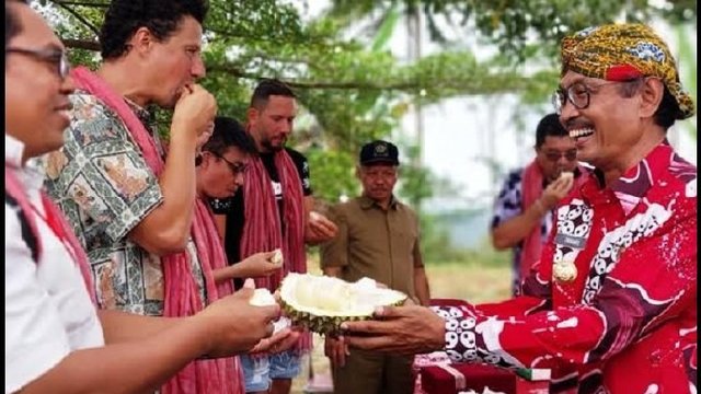 Post Tour ATF 2023, Pj Bupati Ajak Delegasi Menari dan Makan Durian