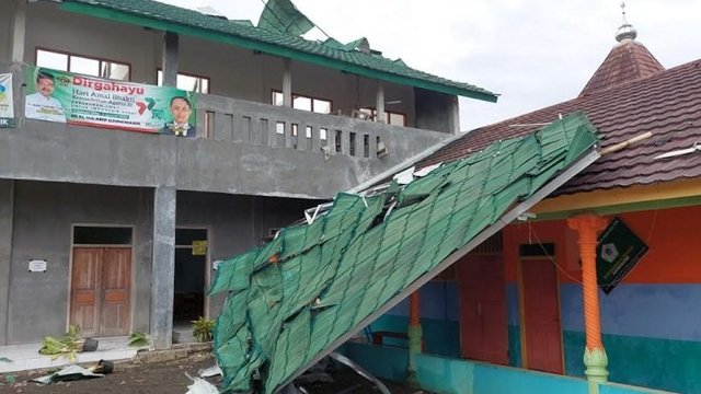 Amukan Angin Lesus Rusak Puluhan Rumah di Ujungmanik