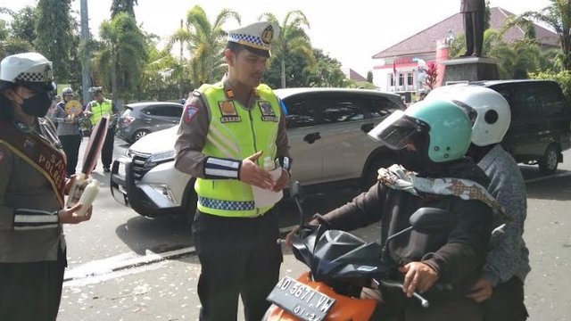 Satlantas Boyolali Bagikan Sembako untuk Pengguna Jalan Tertib Lalu Lintas