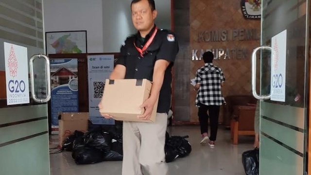 KPU Kabupaten Temanggung mendistribusikan perlengkapan pantarlih Pemilu 2024