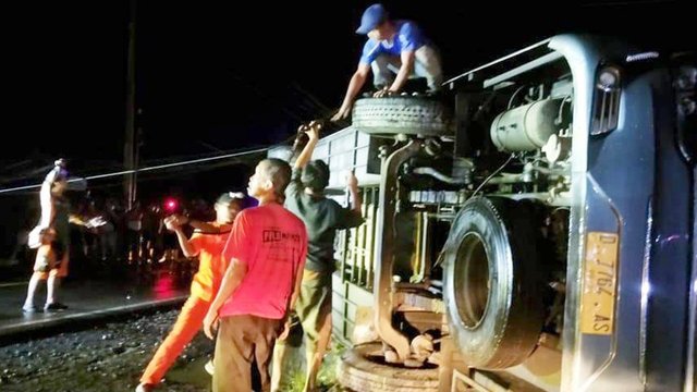 Motor 'Adu Banteng' dengan Bus Pariwisata di Jalur Daendels, 1 Pemuda Tewas