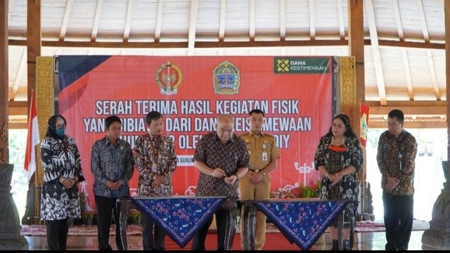 Wagub Serahkan 4 Bus Sekolah dari Danais untuk Gunungkidul