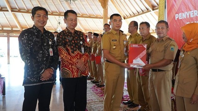 Bupati Gunungkidul  Serahkan SPPT Kepada 18  Penewu