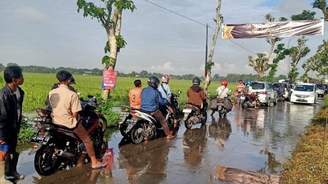 Jalur Masaran - Plupuh Sragen Tergenang Luapan Air Bengawan Solo