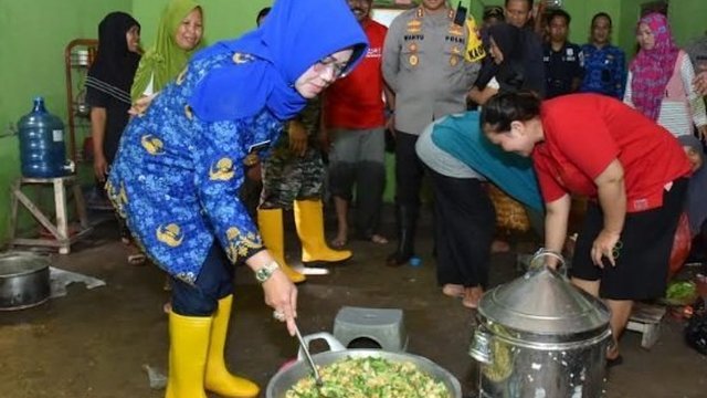 Etik Suryani Memasak Langsung untuk Korban Terdampak Banjir Bengawan Solo