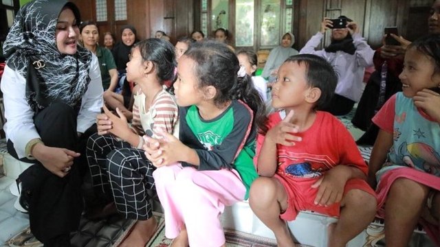 Sri Mulyani Naik Motor Terobos Banjir Temui Pengungsi Luapan Bengawan Solo