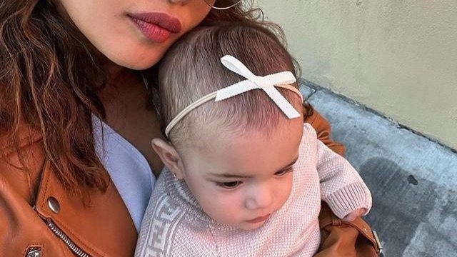 Priyanka Chopra Pamer Wajah Anaknya di Medsos