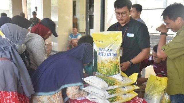 Bulog dan Pemkab Karanganyar Gelar Pasar Sembako Murah