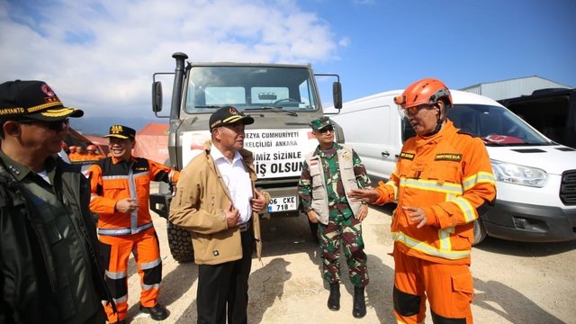 Menko Muhadjir Suntik Semangat Petugas SAR Indonesia di Lokasi Gempa Turki