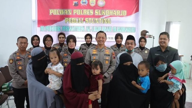 Polwan Polres Sukoharjo Bagikan Seratusan Paket Nutrisi Untuk Ibu Hamil dan Balita