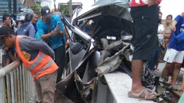 Mobil Mogok di Perlintasan Tanpa Palang, Pasutri Tewas Disambar Argo Bromo Anggrek