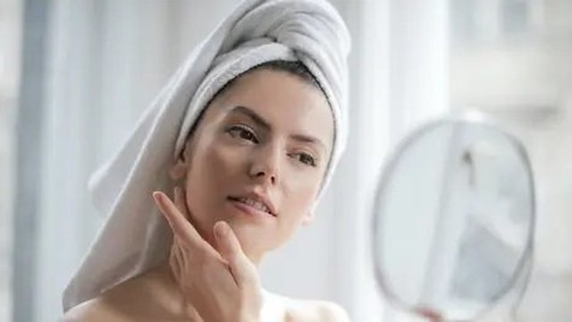 Ini Kebiasaan Bermakeup Perempuan yang Bisa Bikin Wajah Jerawatan