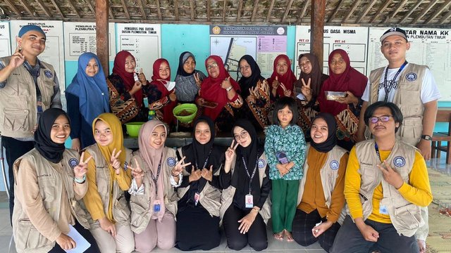Mahasiswa UAD Latih Warga Playen Buat Dendeng Jantung Pisang