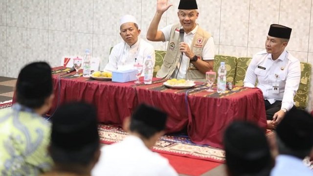 Ganjar Pranowo Memulai Transisi Energi Lewat PLTS Rooftop di Pesantren
