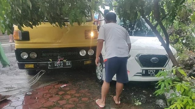 Jalan Licin, Truk Melintir dan Gencet Minibus