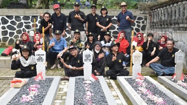 Anak-anak Eks Tentara Pelajar Bersihkan Makam