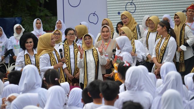 Ibu Negara dan OASE KIM Ajak Siswa Bermain Permainan Tradisional