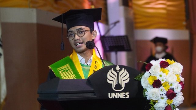 Kisah Sendu Wisudawan Terbaik Unnes, Tanpa Ibu Hingga Bayar Kuliah Dari Lukisan