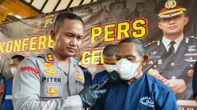 Dua Kakek Edarkan Uang Dolar Palsu 