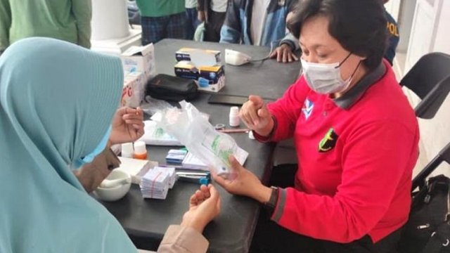 Personil Brimob Polda Jateng Bantu Masyarakat Terdampak Erupsi Gunung Merapi