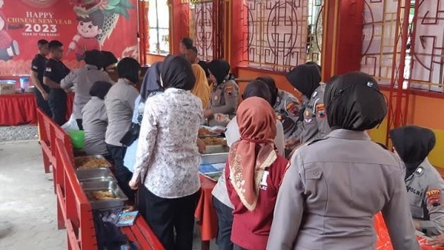 Air Banjir Surut, Kubangan 'Pulau' di Jalanan Desa Muncul