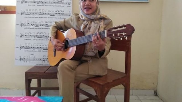 Arita Agustiningsih Si Pencipta Mars SMK Yapemda