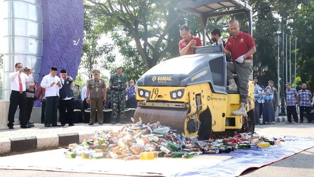Jelang Ramadan, Pemkab Purworejo Gilas Ribuan Botol Miras