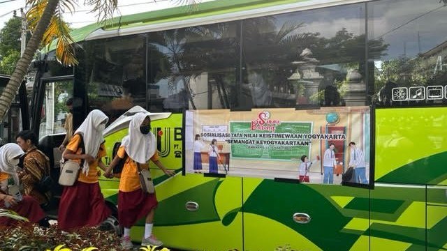 Senangnya Murid SD DIY Naik 'Tayo' Melintasi Waktu Jelajahi Yogya