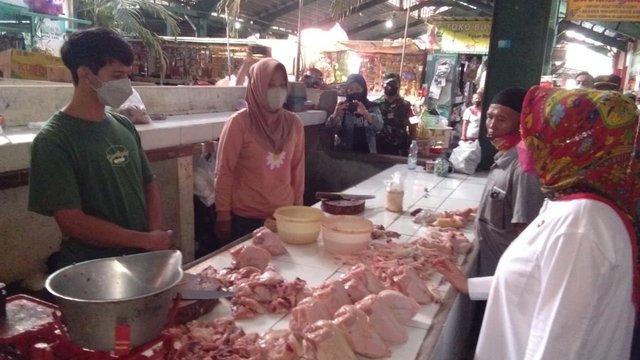 Harga Daging Ayam dan Telur 'Terbang' Menjelang Ramadan