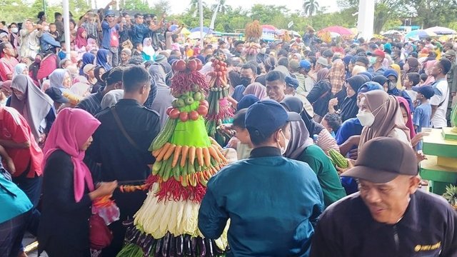 Tradisi Nyadran Agung Ribuan Warga 'Ngalap' Berkah Rebutan 22 Gunungan