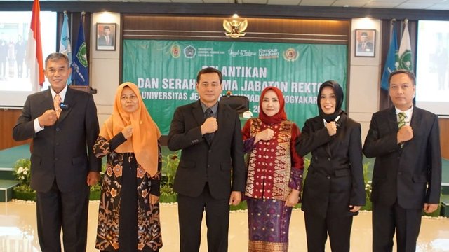 Prof. Dr. rer.nat.apt. Triana Hertiani, S.Si., M.Si. Rektor UNJAYA 2023-2027