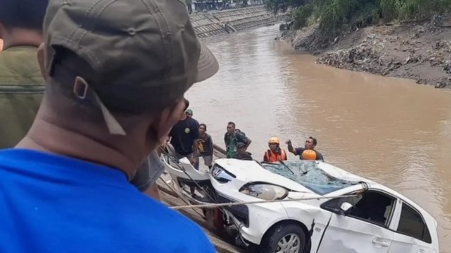 Belajar Nyetir, Mobil Kecemplung di Aliran Kali Anyar
