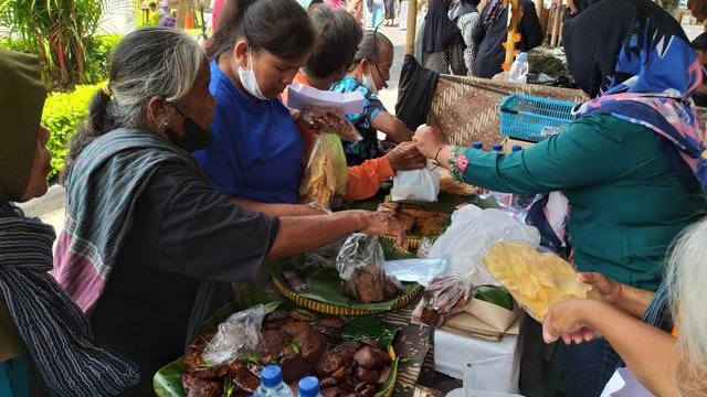 Buruh Gendong Pasar Beringharjo Ramaikan Pasar Kangen Polda DIY
