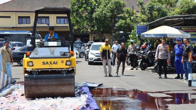 Jelang Ramadan Ribuan Botol Miras di Gunungkidul Dimusnahkan
