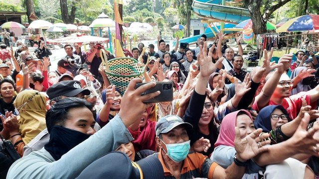 Kirab Mata Air, Bupati Klaten Sebar Udik- Udik   