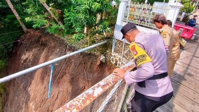 Termasuk Cagar Budaya, Talud Pengaman Jembatan Duwet Ambrol